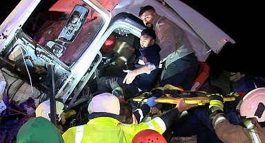 İstanbul-Pendik TEM Otoyolu'nda iki TIR çarpıştı; araçta sıkışan şoförü itfaiye kurtardı