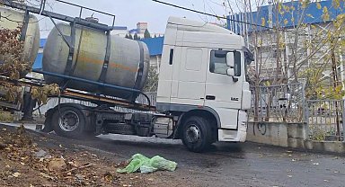 İstanbul – Pendik'te tanker bariyerlere çarptı; yola kimyasal madde döküldü