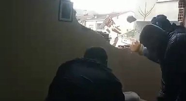 İstanbul - Sancaktepe'de inşaatta çalışan iş makinesi yan binanın duvarını yıktı