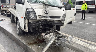 İstanbul - Sarıyer'de refüje çarpan kamyonet aydınlatma direğini devirdi
