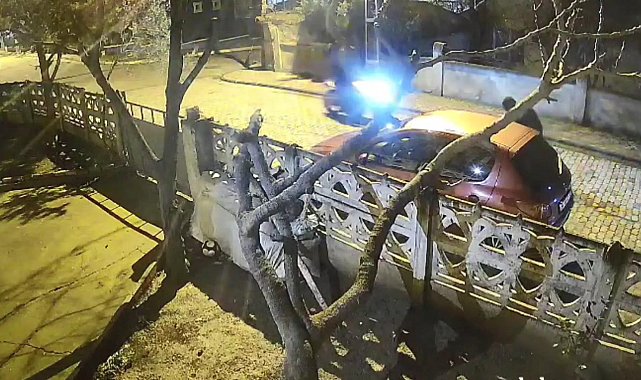 İstanbul - Silivri'de park halindeki otomobili benzin döküp yaktı