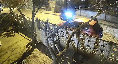 İstanbul - Silivri'de park halindeki otomobili benzin döküp yaktı