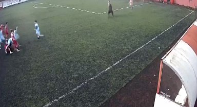 İstanbul- Şişli'de U-14 maçında futbolcular birbirine girdi