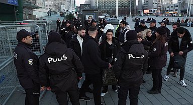 İstanbul – Taksim'de polis köpekleri ve atlı polislerle denetim