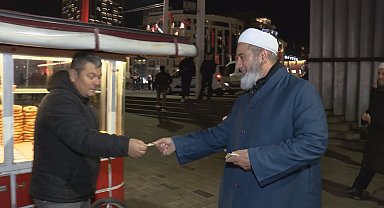İstanbul - Tebliğciler, yılbaşı gecesi Taksim Meydanı'nda bildiri dağıttı