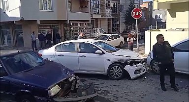 İstanbul- Ümraniye'de 2 otomobil çarpıştı; sürücüler yaralandı
