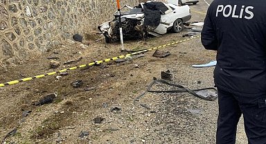 İstinat duvarına çarpan otomobilin sürücüsü öldü