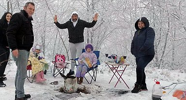 Istrancalar beyaza büründü; kar topu oynayıp, piknik yaptılar