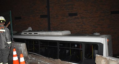 İzmir'de belediye otobüsü alışveriş merkezinin bahçesine uçtu: 1 yaralı