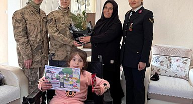 Jandarma ekiplerinden engelli Melek'e akülü tekerlekli sandalye