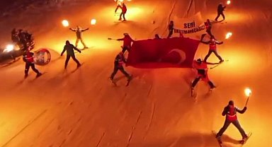 Kalp krizi sonucu ölen milli kayakçı anısına meşaleli gösteri