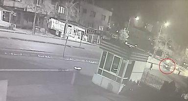 Kamyonetin çarptığı yaya öldü; kaza kamerada