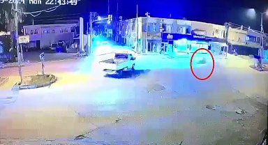Kamyonetle çarpışan motosikletin sürücüsü öldü; kaza kamerada