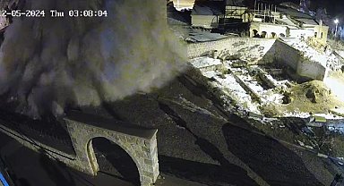 Kapadokya'da peribacasının yıkılma anı kamerada