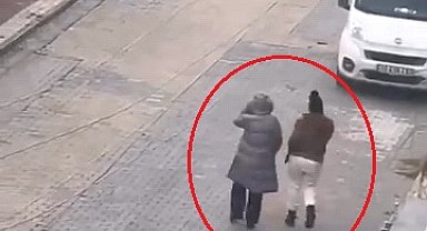 Kapılarını kredi kartıyla açtıkları 4 evden hırsızlık yapan 2 kadın yakalandı