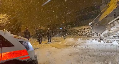 Kara saplanan ambulans iş makinesiyle kurtarıldı