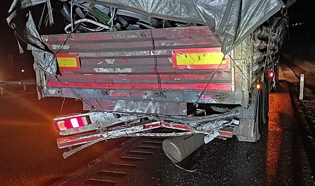 Karabük'te otomobil, TIR'a çarptı: 3 yaralı