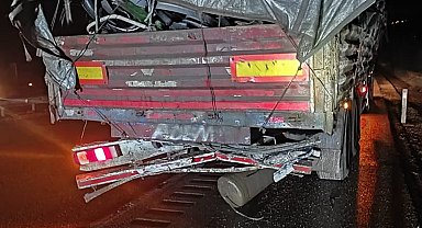 Karabük'te otomobil, TIR'a çarptı: 3 yaralı