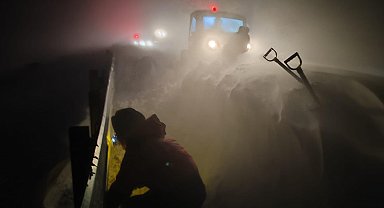 Karda mahsur kalan 6 kişi, 8 saatlik çalışma ile kurtarıldı