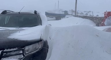 Kars'ta çok sayıda sürücü, araçları ile karda mahsur kaldı