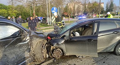 Kavşakta çarpışan otomobillerin sürücüleri yaralandı