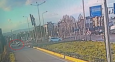 Kavşakta otomobillerin çarpıştığı kaza kamerada; 1 ölü