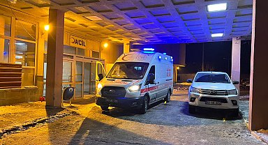 Kaya parçasının isabet ettiği minibüsteki Ceylan, ağır yaralandı