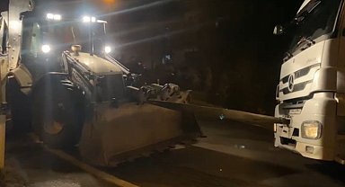 Kayan TIR yolu kapattı