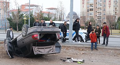 Kayseri'de devrilen otomobildeki 3 kişi yaralandı