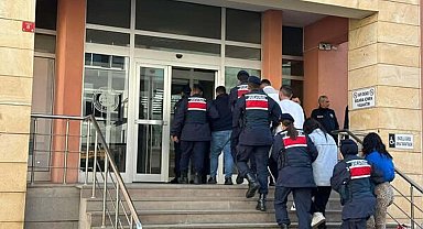 Kendilerini 'jandarma' olarak tanıtıp dolandırıcılık yapan 5 şüpheli yakalandı