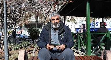 Kızı Rojin ile gezdiği yerlere gidip, sınıfındaki sırasına çiçek bıraktı