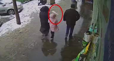 Kombi bacasındaki buz sarkıtı 3 kişinin önüne düştü
