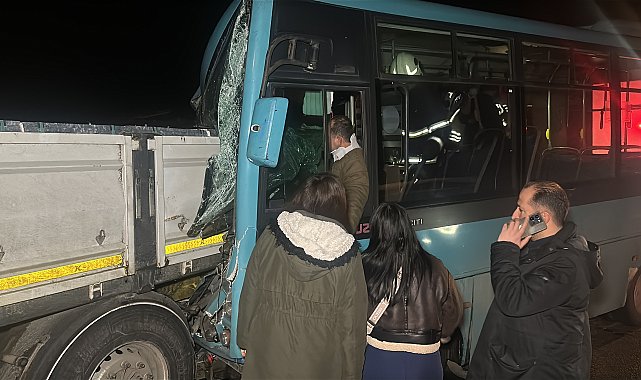 Kütahya'da halk otobüsü, arızalanıp emniyet şeridinde duran TIR ile yardıma gelen otomobile çarptı