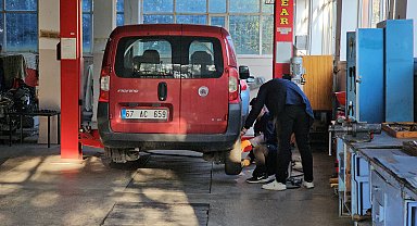 Lastikçide randevu bulamayan bu okula koşuyor; liseliler hem tecrübe hem para kazanıyor