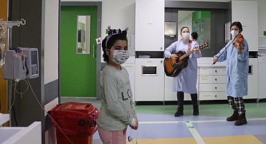 Lösemili çocuklar, üniversiteli gönüllülerin müzik dinletisi ile moral buluyor