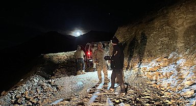 Mahsur kalan dağcıyı jandarma ekipleri kurtardı