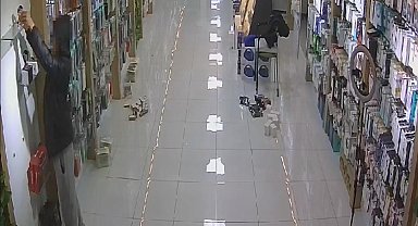 Manisa'da akıllı saat hırsızlığı kamerada