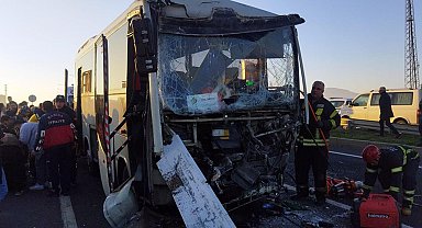 Manisa'da servis midibüsü ile TIR çarpıştı: 22 işçi yaralı