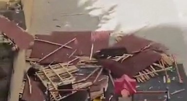 Mardin'de kuvvetli rüzgarda çatı uçtu