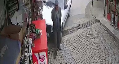 Marketin tezgahına çarpan otomobil, yayayı korkuttu