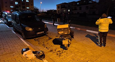 Motosikletiyle köpekten kaçmak isterken araca çarpan moto kurye yaralandı