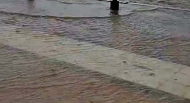 Muğla'da sağanak: Dere ve göl taştı, yollar göle döndü