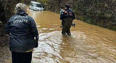 Muğla'da sağanak yağmurda yolda mahsur kalan 4 kişilik aileyi itfaiye kurtardı