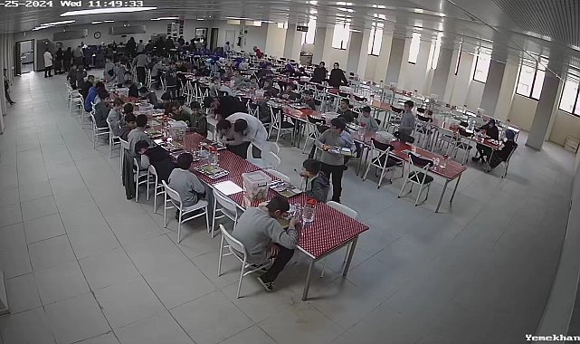 Nefes borusuna yiyecek kaçan öğrencisini 'Heimlich' manevrasıyla kurtardı