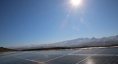 Öğrencilerin çatıya kurduğu 495 panelle fakültenin elektrik ihtiyacı karşılanıyor