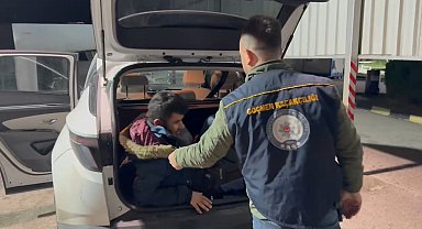 Osmaniye'de otomobilden 2'si bagajda, 8 kaçak göçmen çıktı