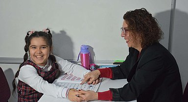 Otizmli Esmanur, engelleri eğitimle aşıyor