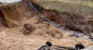 Otomobil, çöken yolda oluşan çukura düştü