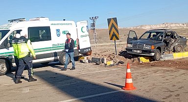 Otomobil ile hafif ticari araç çarpıştı: 1 ölü