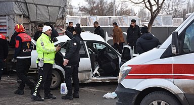 Otomobil park halindeki TIR'a çaptı; sürücü ağır yaralı